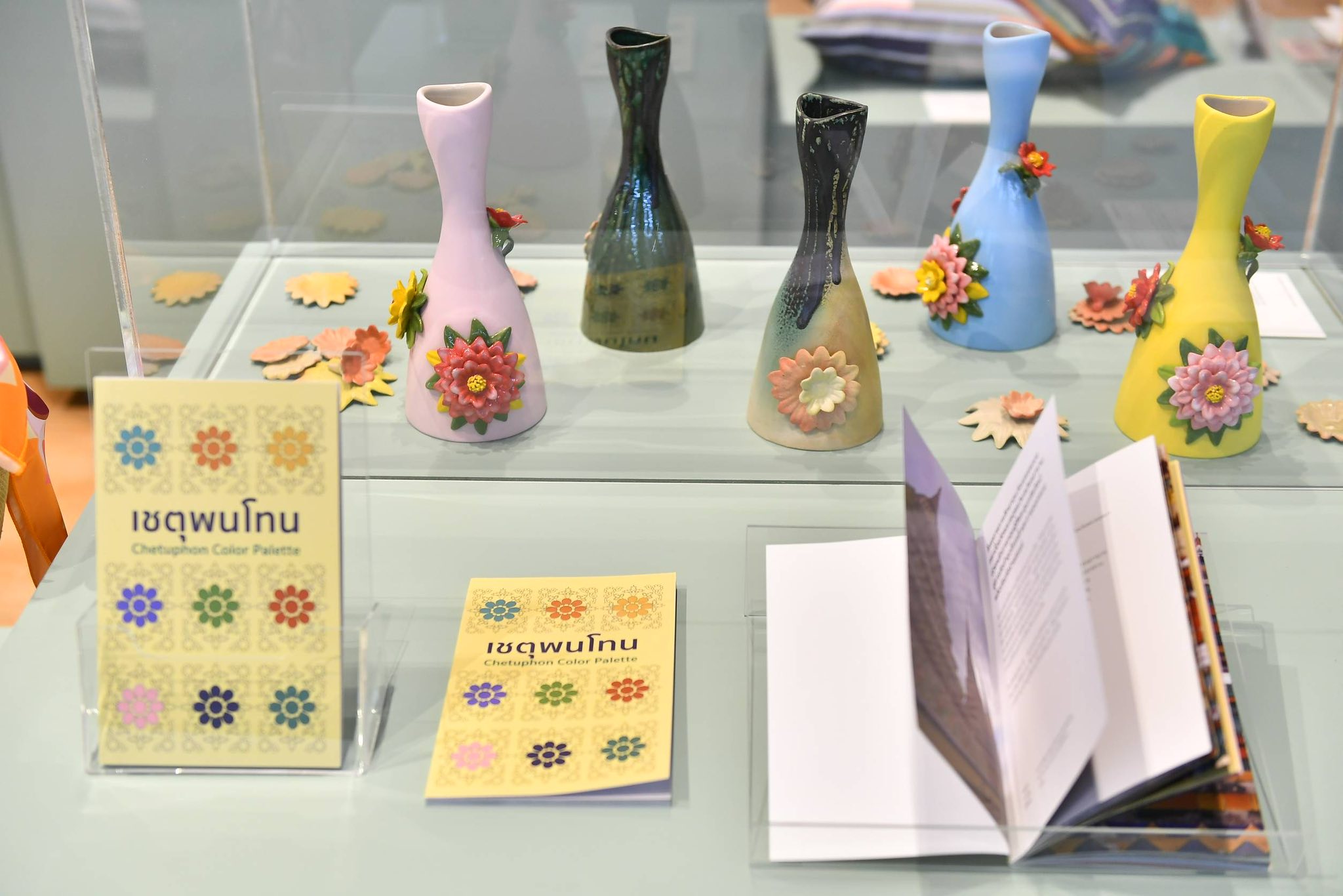 เซรามิกและสิ่งพิมพ์ประกอบนิทรรศการ